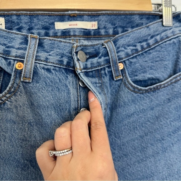 Levi’s Wedgie Icon Fit Jeans Light Wash Size 27 Women’s 100% Cotton Raw Hem - Picture 5 of 11